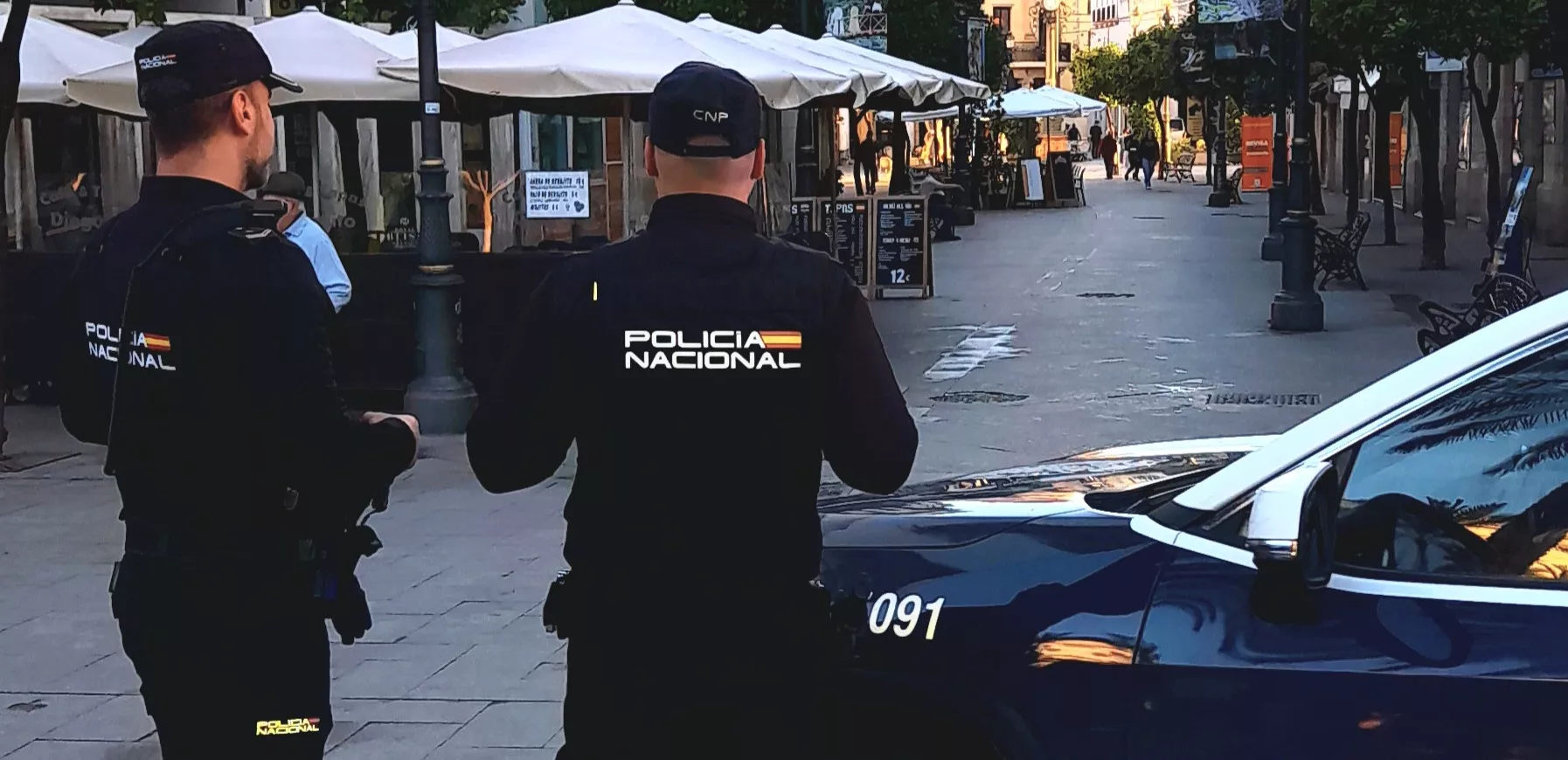 Agentes de la Policía Local en calle Larga. 