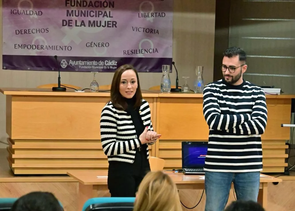 La concejala Virginia Martín, en la formación a agentes de la Policía Local. 