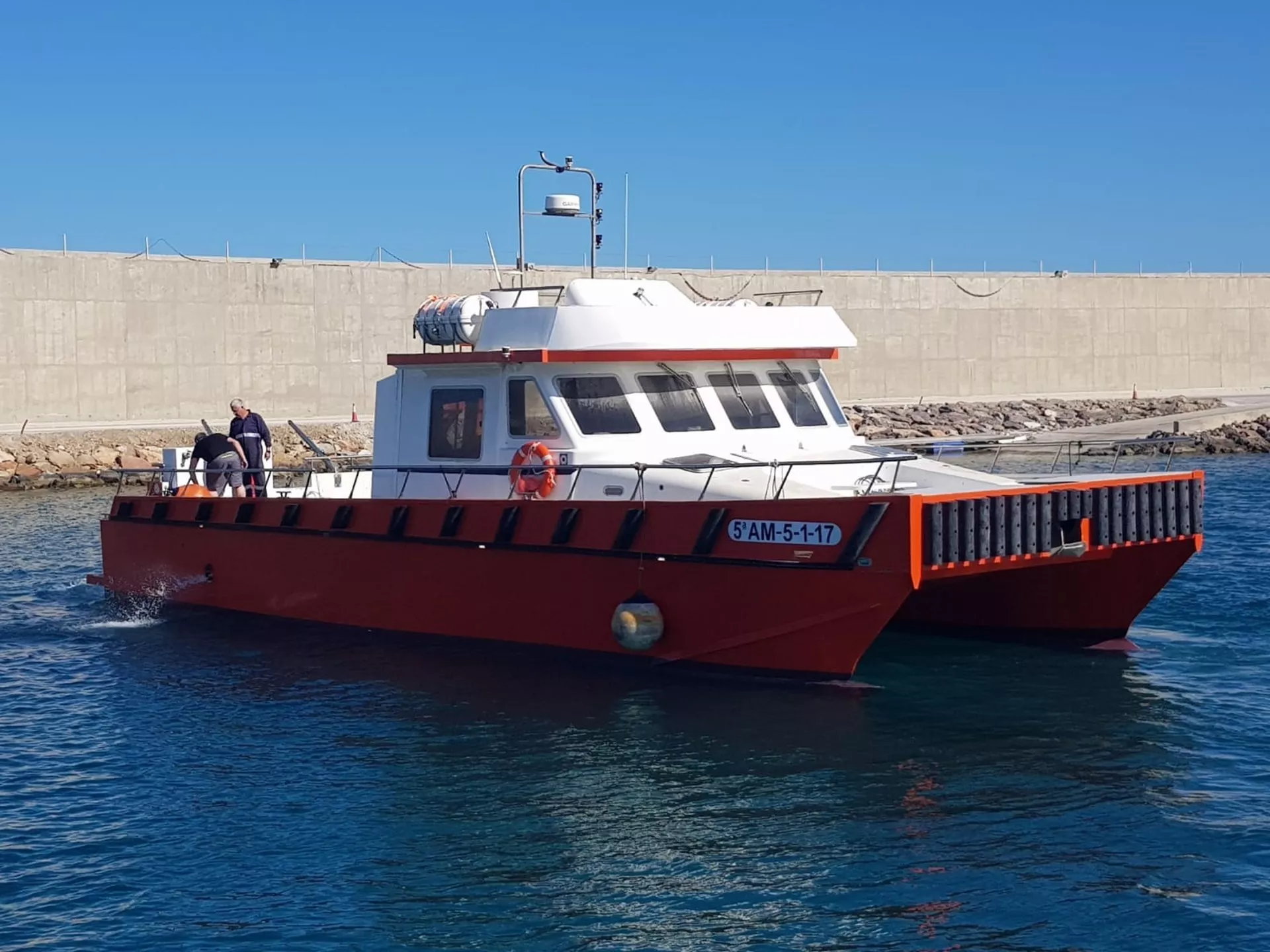 Embarcación `Nemo´ que rescató al hombre en la playa de los Lances.