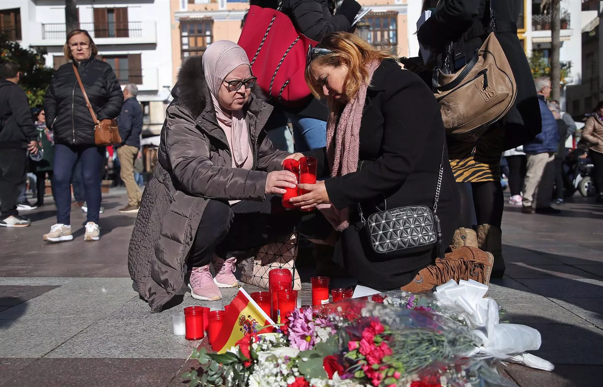 Vecinos depositan velas y flores como muestras de dolor en la Plaza Alta. Vecinos depositan velas y flores como muestras de dolor en la Plaza Alta.