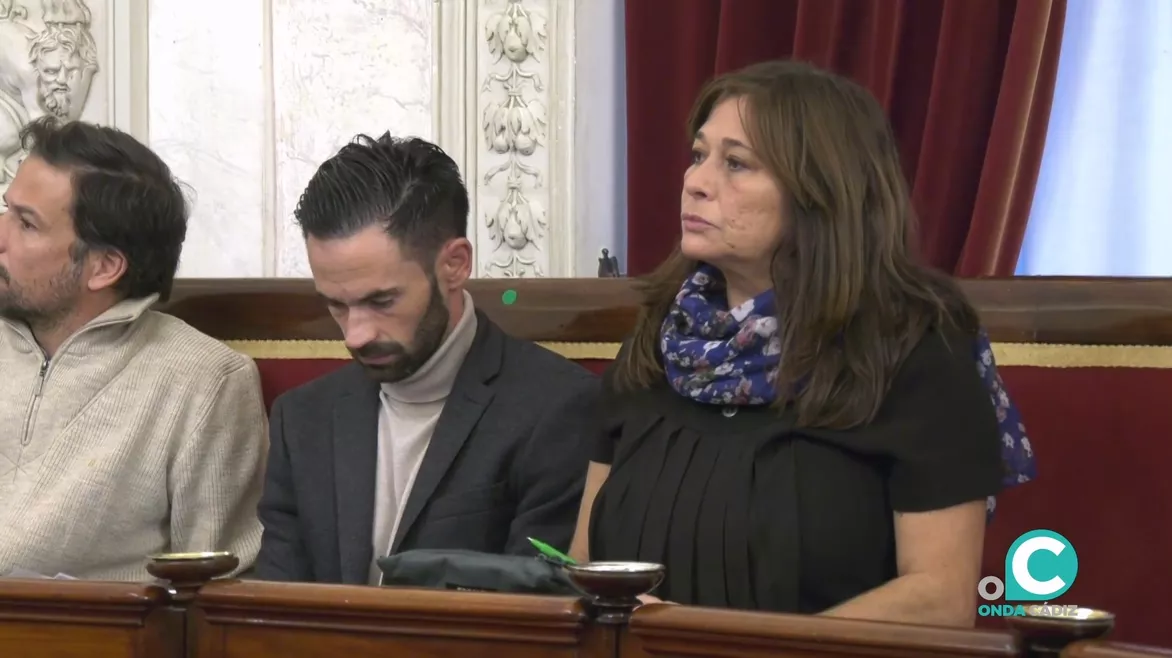 David de la Cruz y Helena Fernández, en el salón de Plenos del Ayuntamiento de Cádiz. 