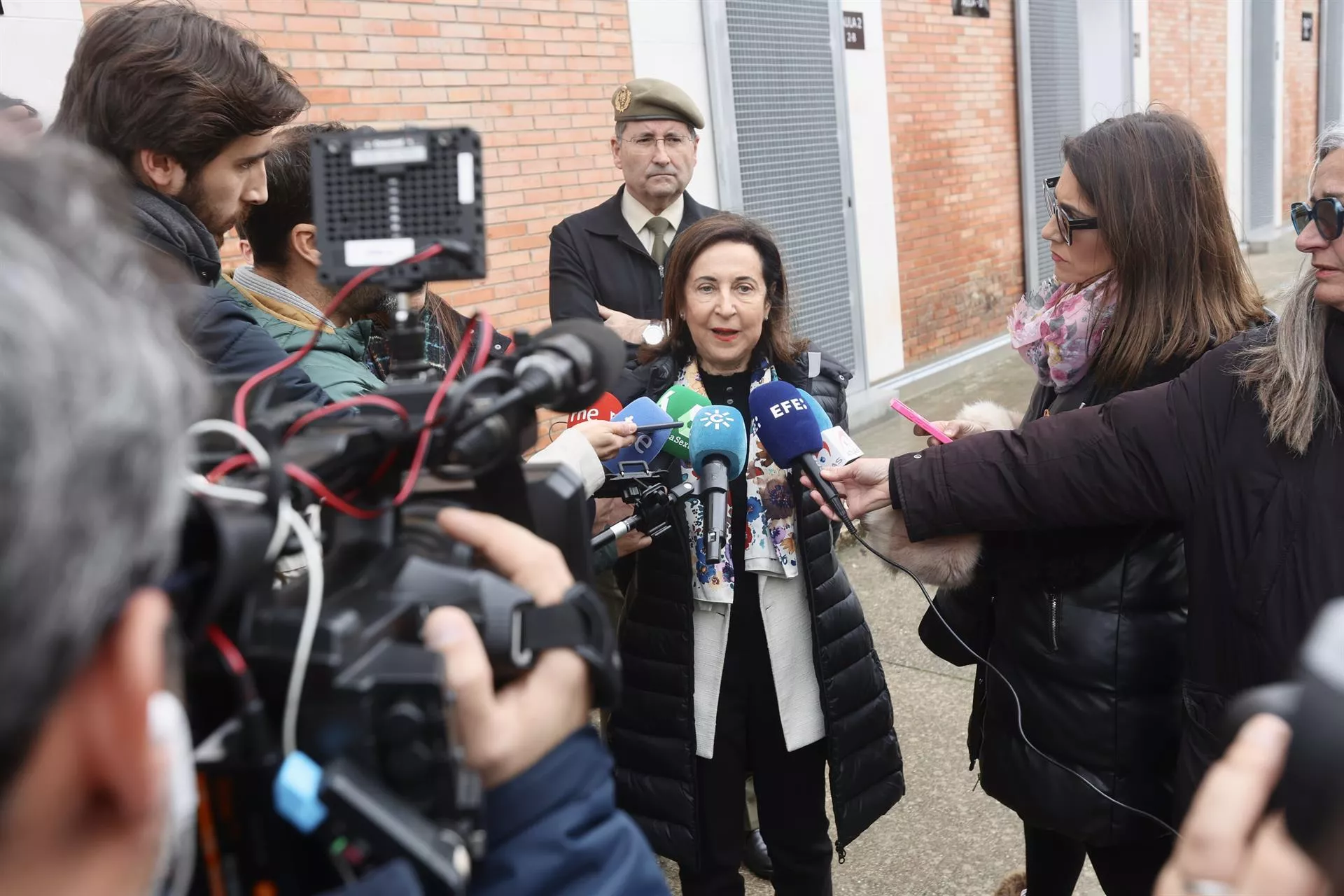 La ministra de Defensa atiende a los medios de comunicación tras la visita al acuartelamiento en San Fernando.