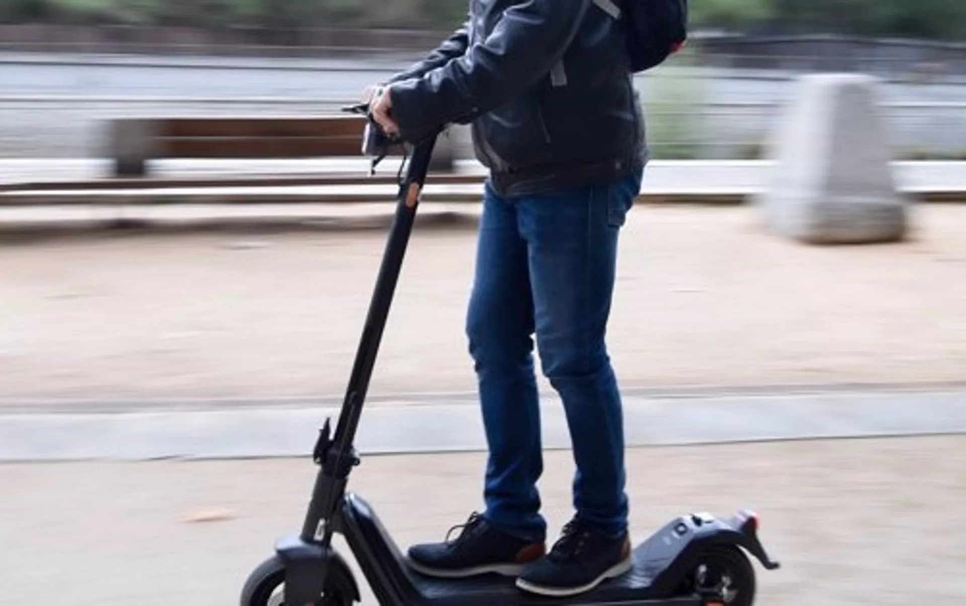 Imagen de archivo de un patinete circulando por una via urbana