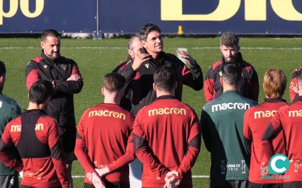 Mauricio Pellegrino ha comenzado la sesión con una charla a sus jugadores