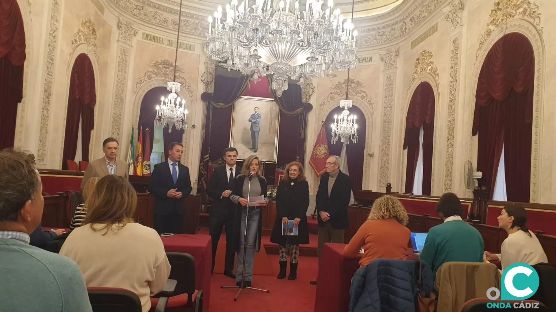 El alcalde junto con la concejala de Cultura presentando el programa "Benot regresa a Cádiz".