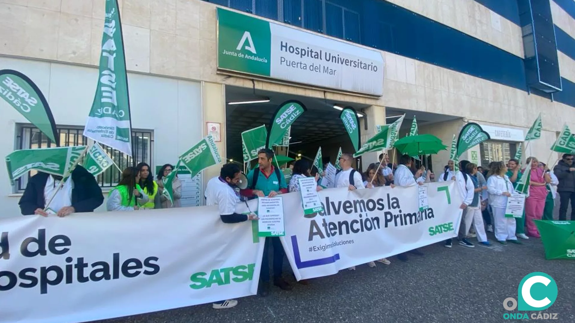 Imagen de la protesta de SATSE en el Hospital Puerta del Mar. 