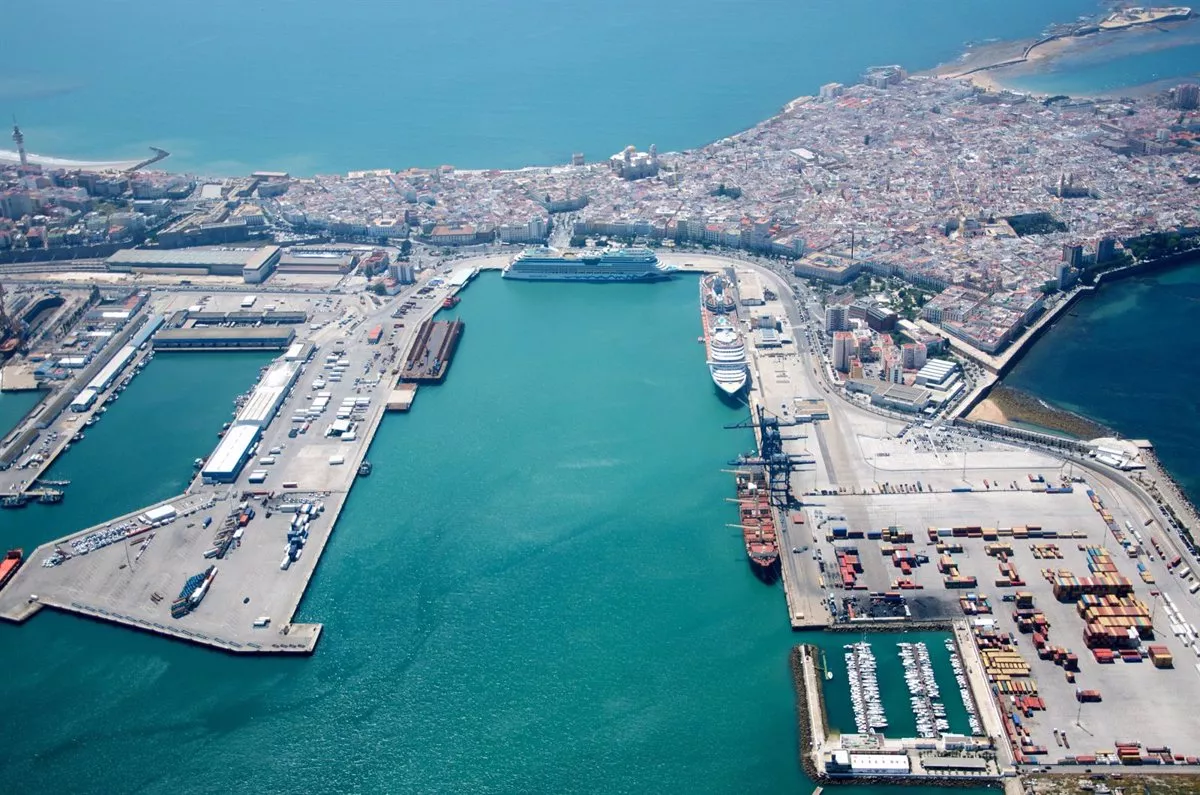 imagen aérea del puerto de Cádiz.