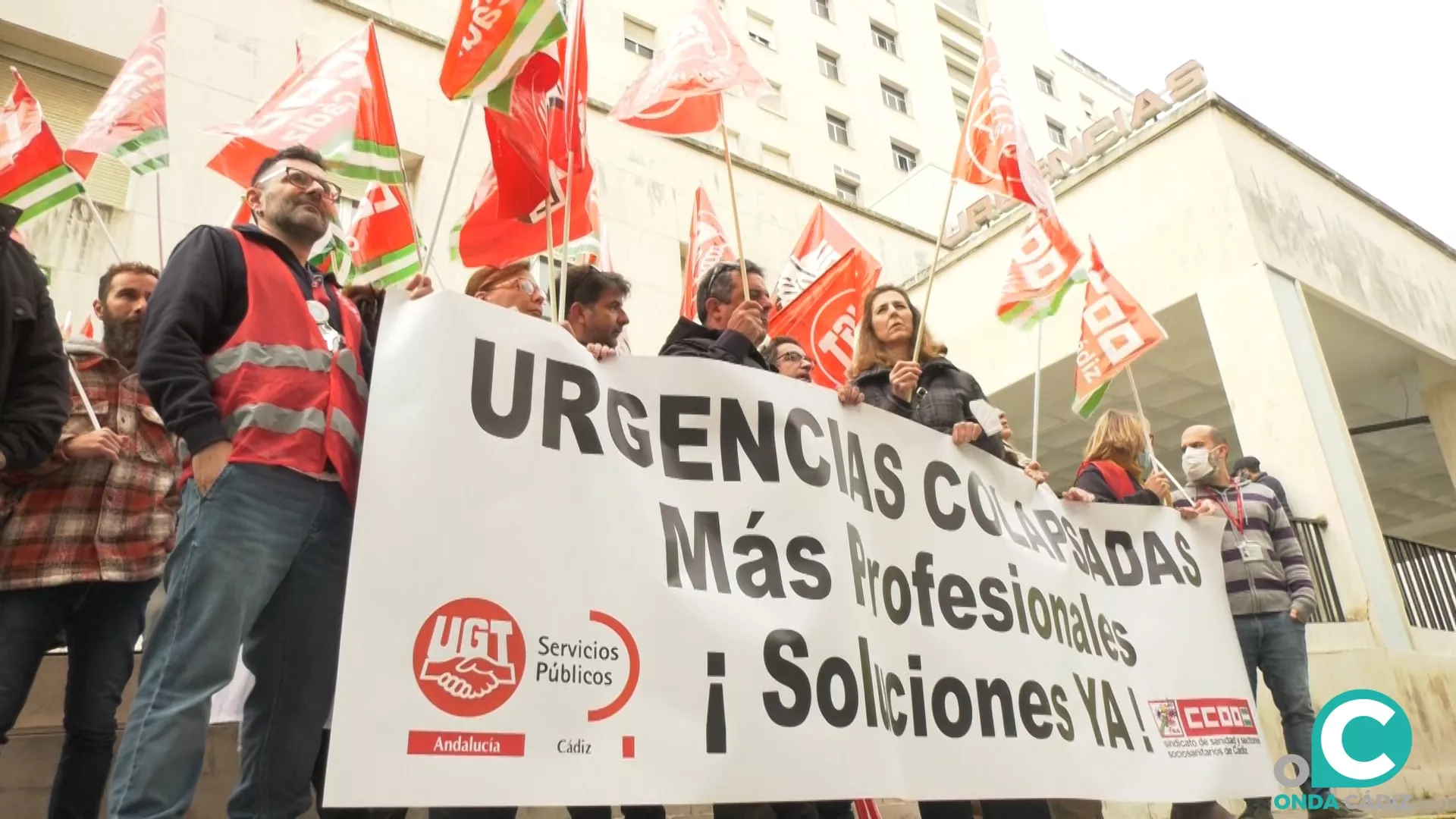 Protesta de los sindicatos ante la puerta de Urgencias del Hospital Puerta del Mar. 
