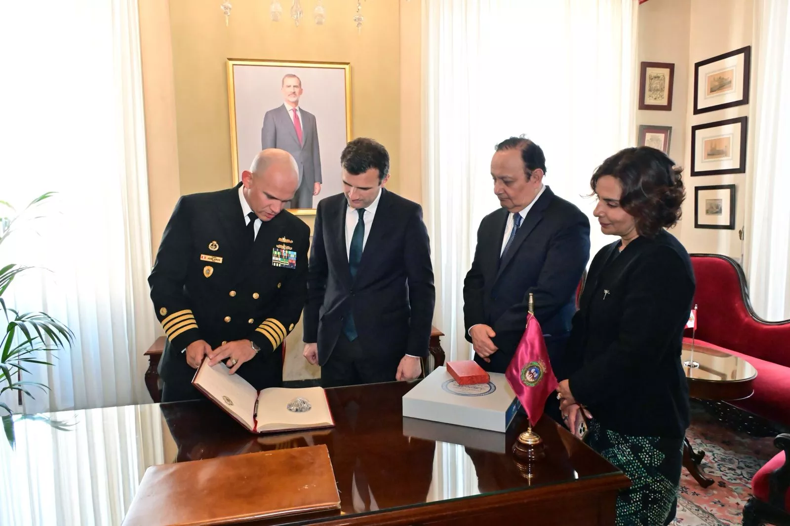 El alcalde acompañado por el embajador de Perú en el despacho de Alcaldía. 