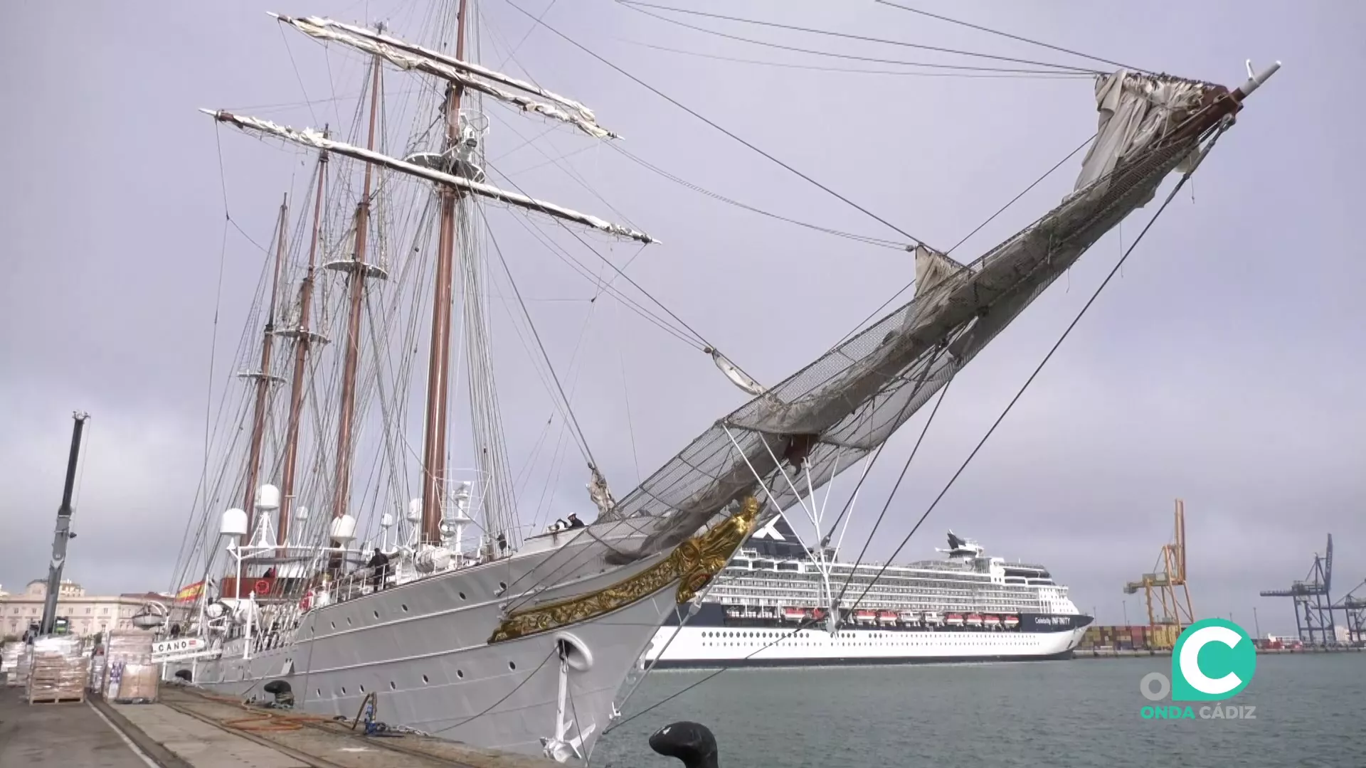 El buque Juan Sebastián Elcano en el muelle de Cádiz