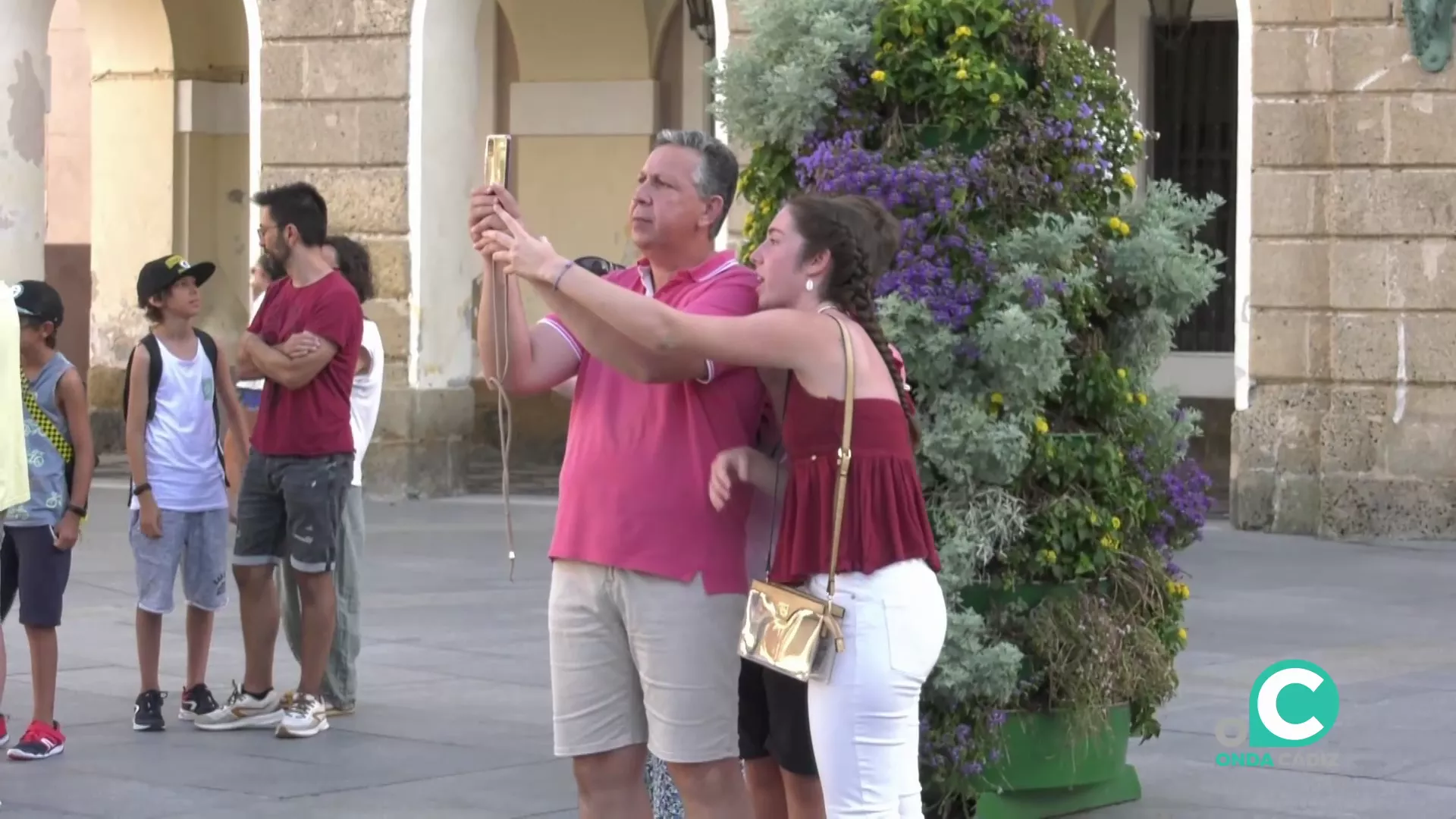 Turistas en la plaza de San Juan de Dios de Cádiz