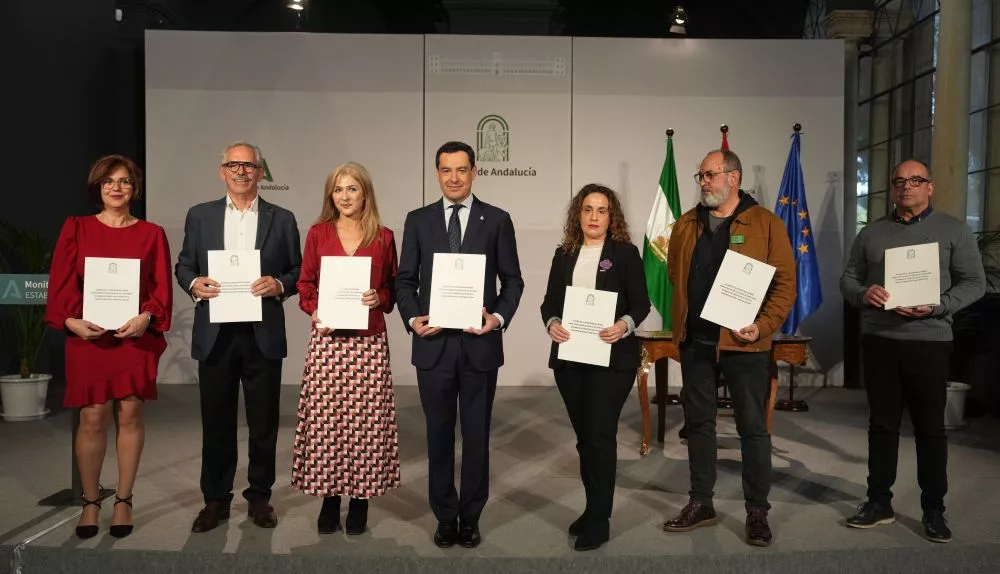 Firma entre el Gobierno andaluz y los sindicatos. 