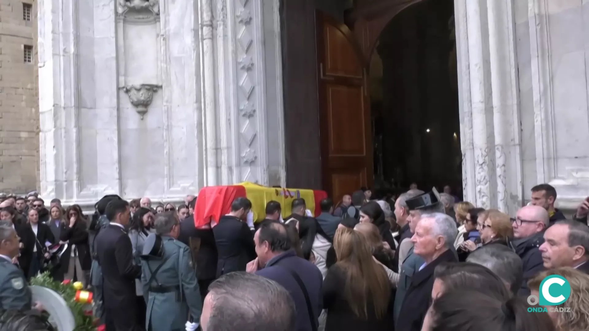 Momento del funeral por uno de los agentes de la Guardia Civil en la Catedral de Cádiz. 