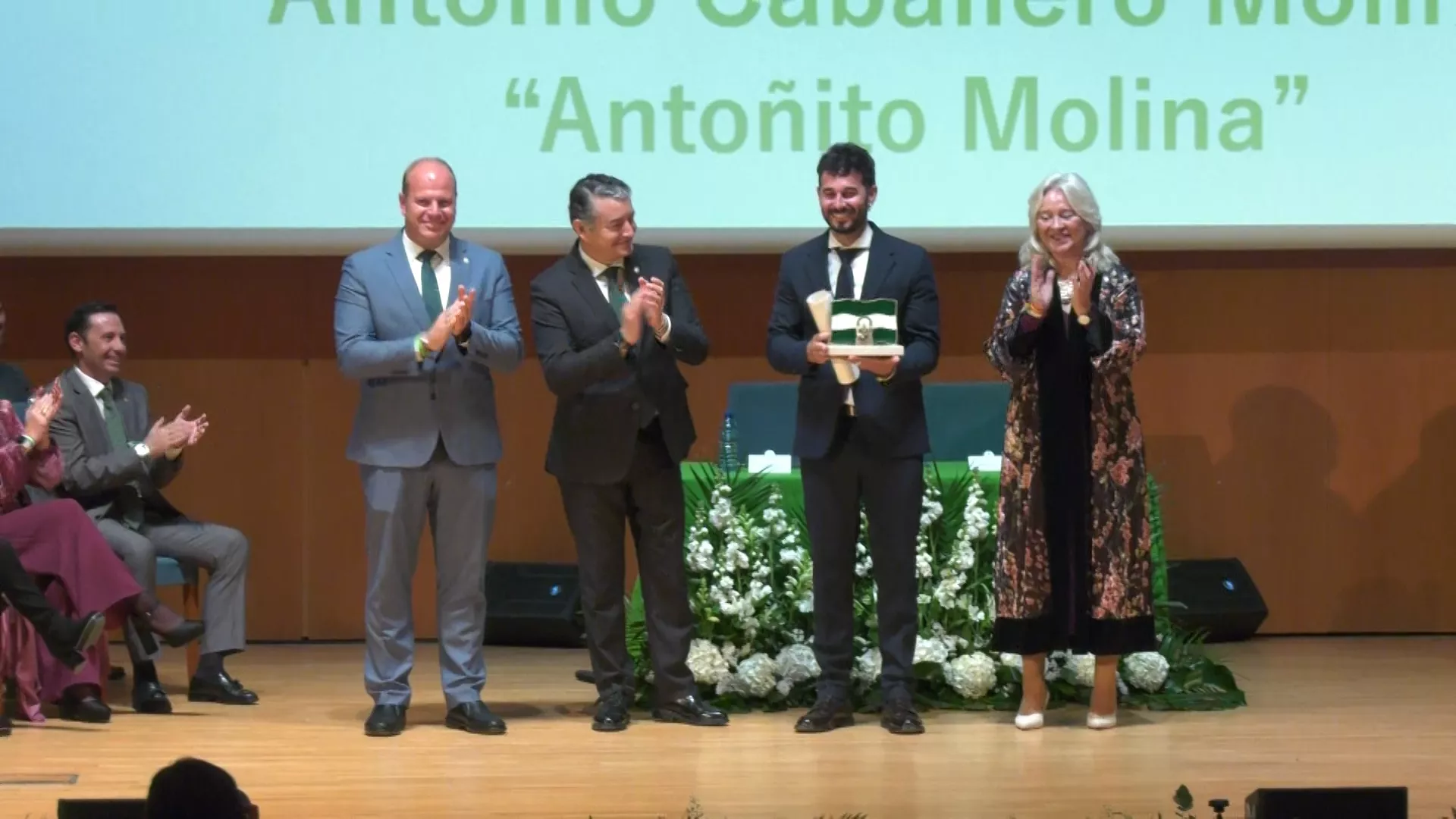 Imagen de la entrega de la Bandera de Andalucía de las Bellas Artes a Antoñito Molina 