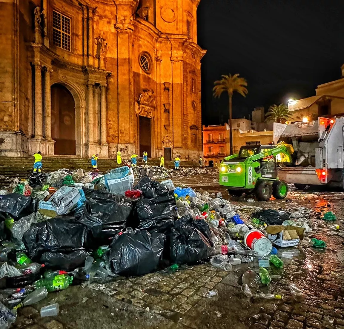 El operativo especial de limpieza ha trabajado desde la madrugada para dejar la ciudad limpia