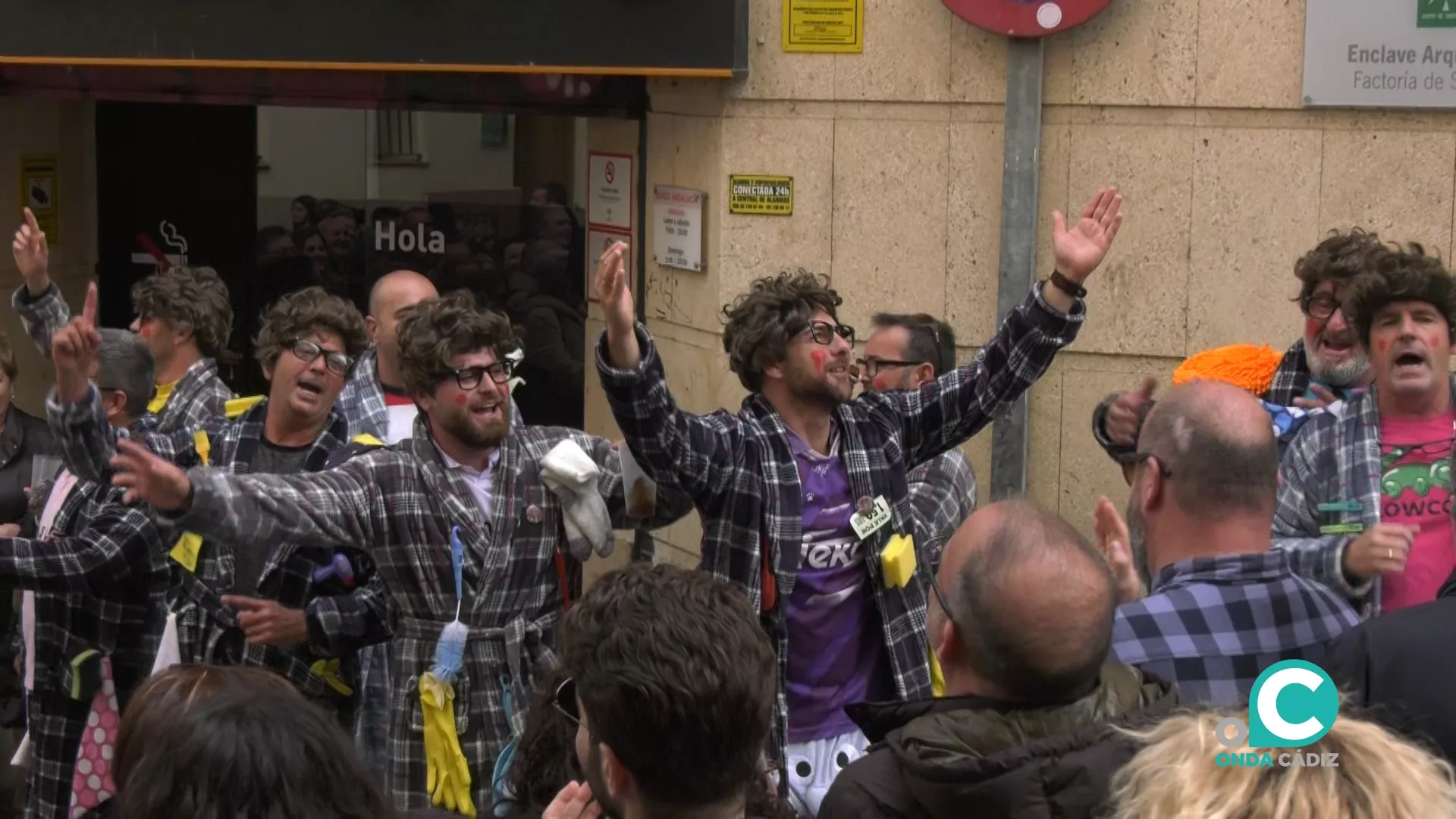 Una agrupación interpreta su repertorio en calle Sacramento 