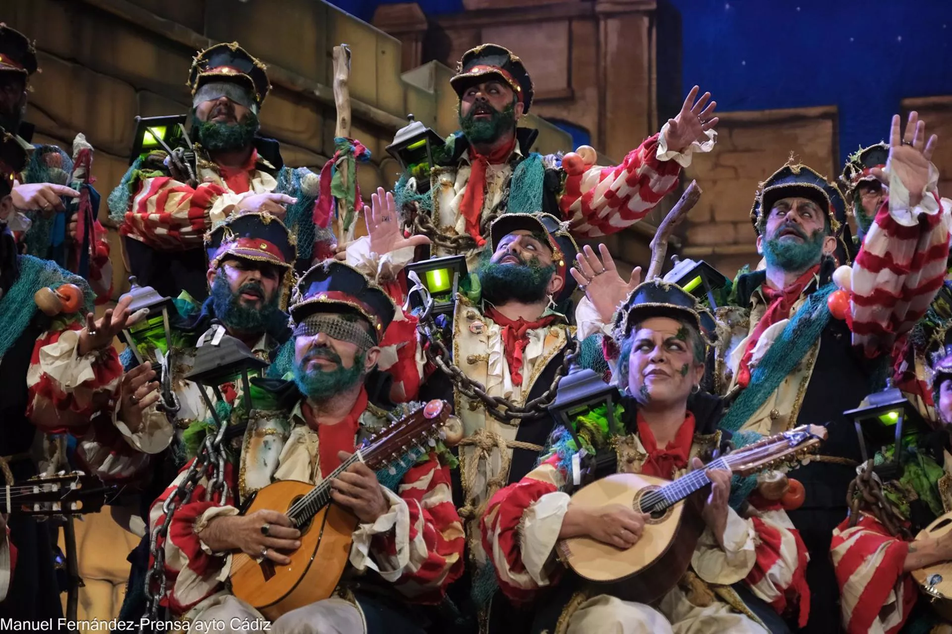 El coro 'Los iluminados' durante la Final del concurso de carnaval 2024 en el Teatro Falla