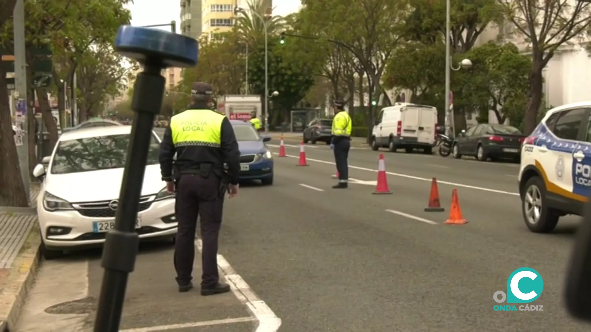 Imagen de archivo de controles de la Policía Local de Cádiz. 