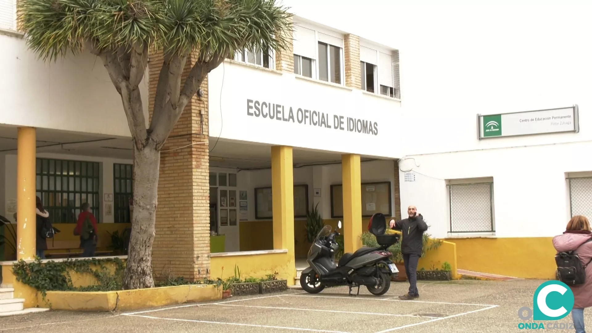 Entrada de la Escuela Oficial de Idiomas en Cádiz. 