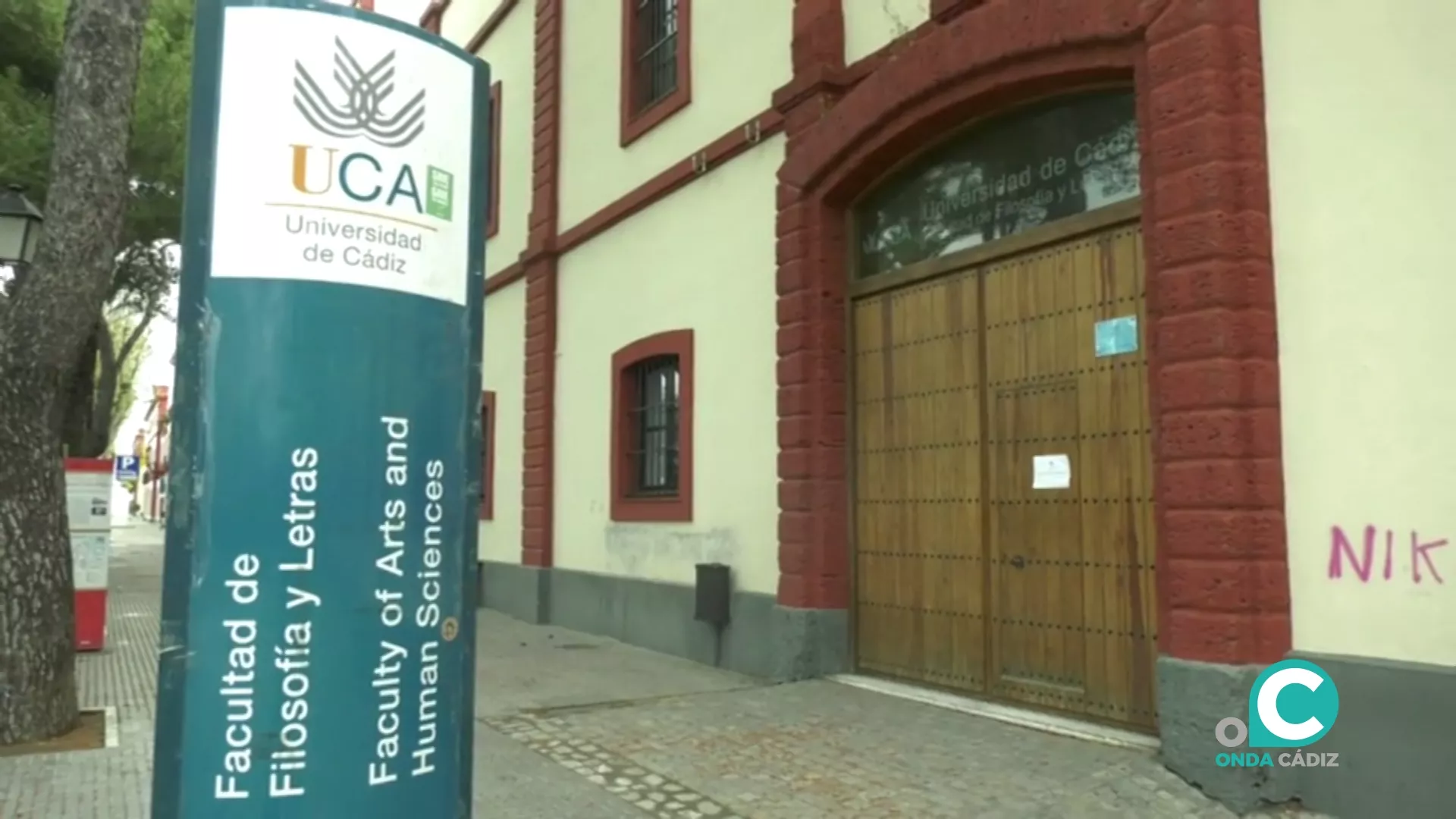 Entrada de la Facultad de Filosofía y Letras en Cádiz. 