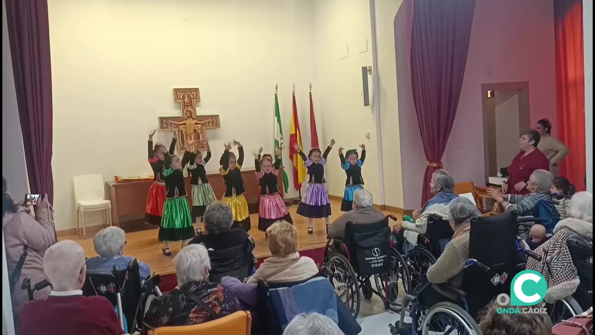 La academia de baile flamenco Raquel González deleitó a los mayores de Fragela por el 28F