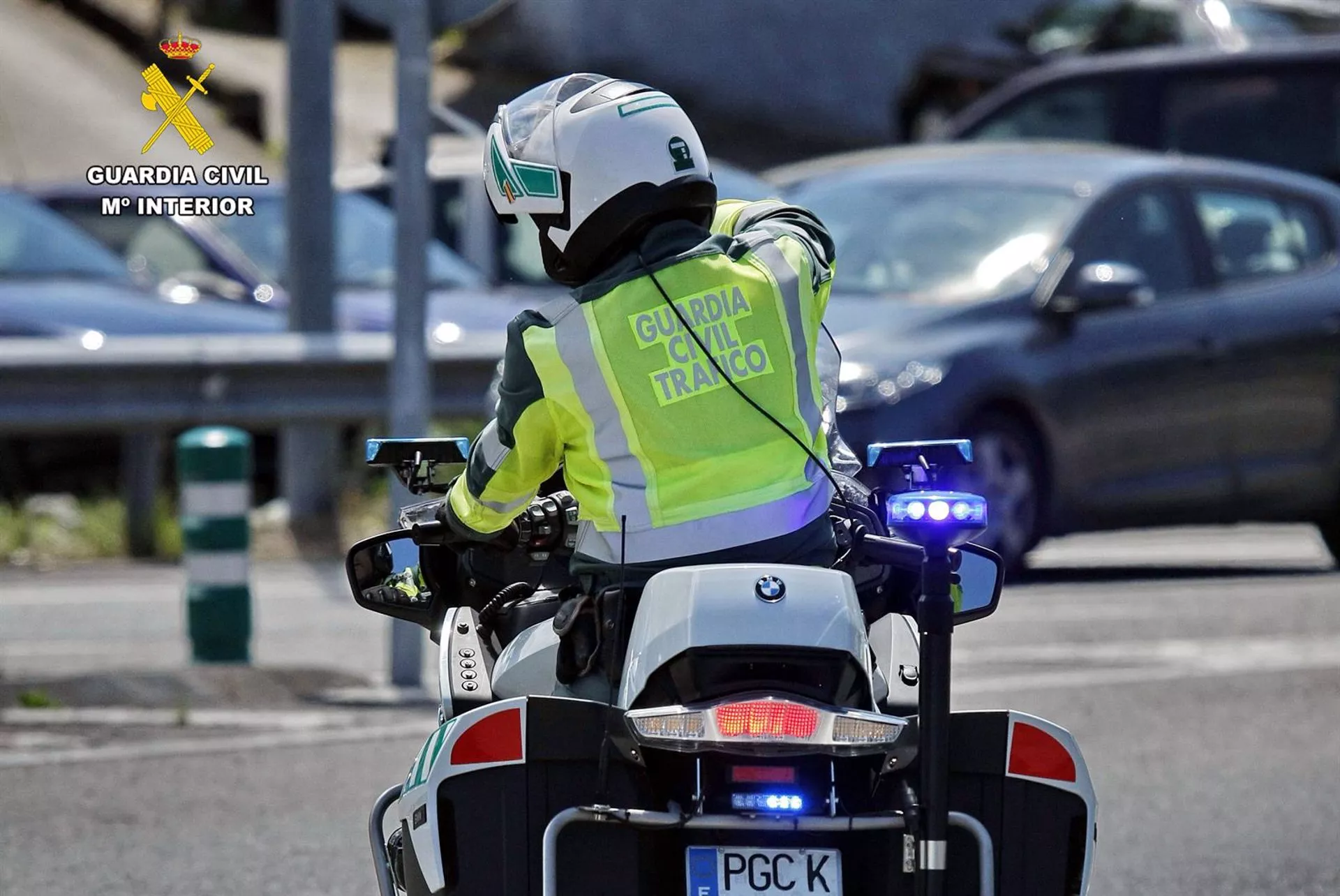 Un motorista de la Guardia Civil patrullando en una imagen de archivo