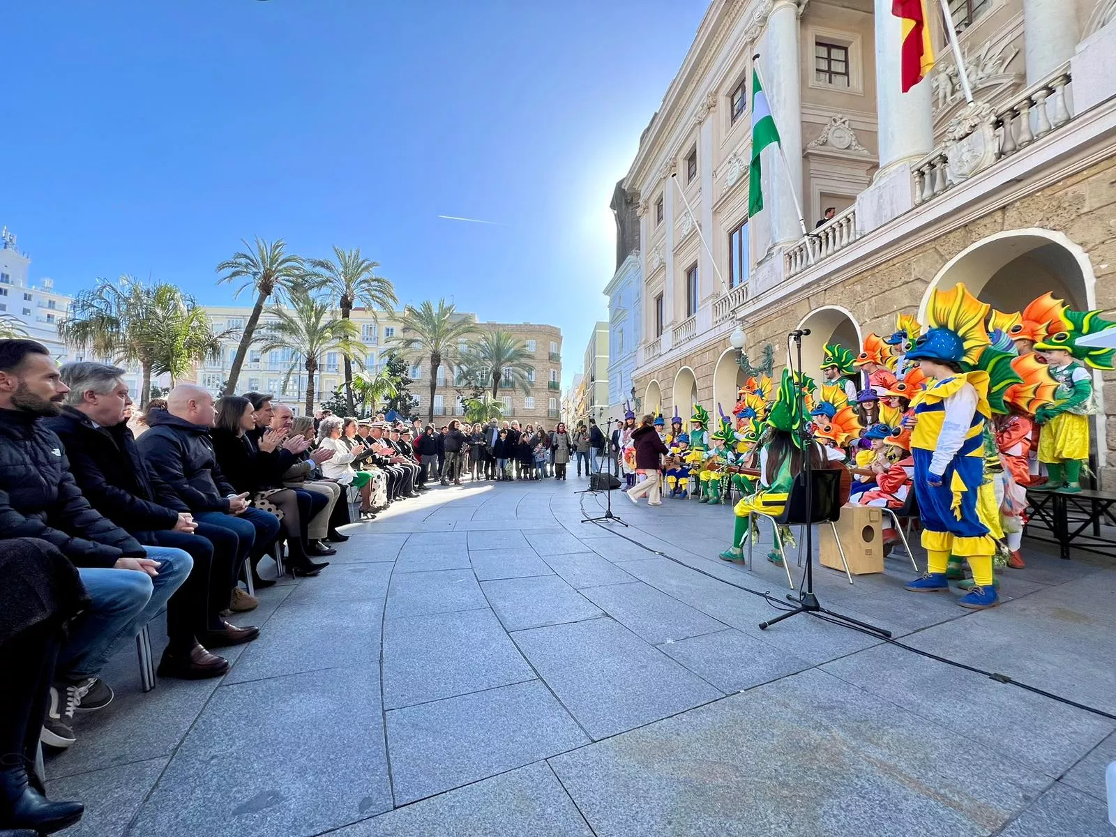 El coro juvenil "La pecera" participó este miércoles en el acto del Día de Andalucía organizado por el Ayuntamiento.