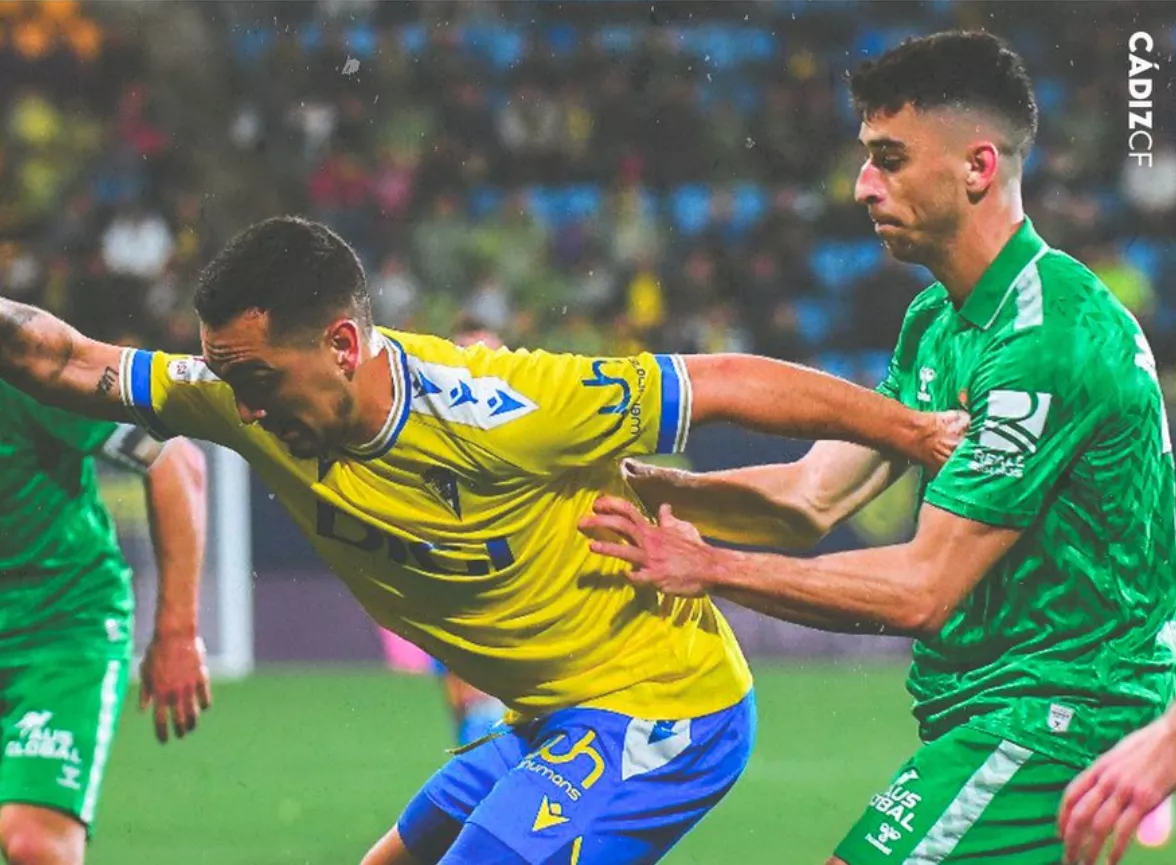 Escalante en una acción del partido con Marc Roca (Foto: Cádiz CF)