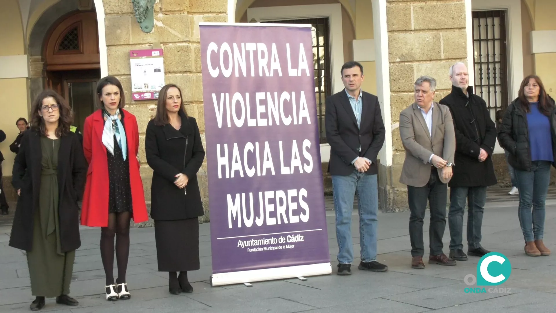 Minuto de silencio frente a las puertas del Ayuntamiento de Cádiz. 