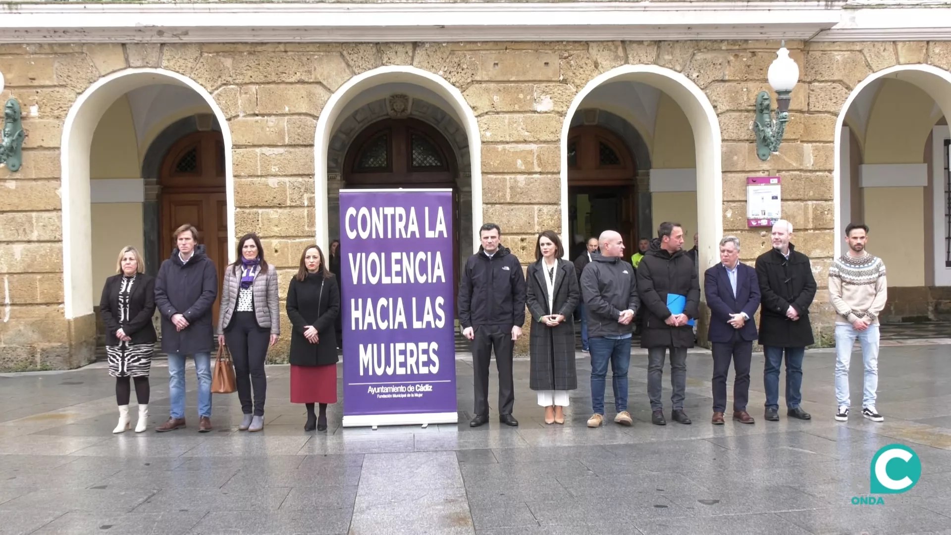 Momento del minuto de silencio en la plaza de San Juan de Dios