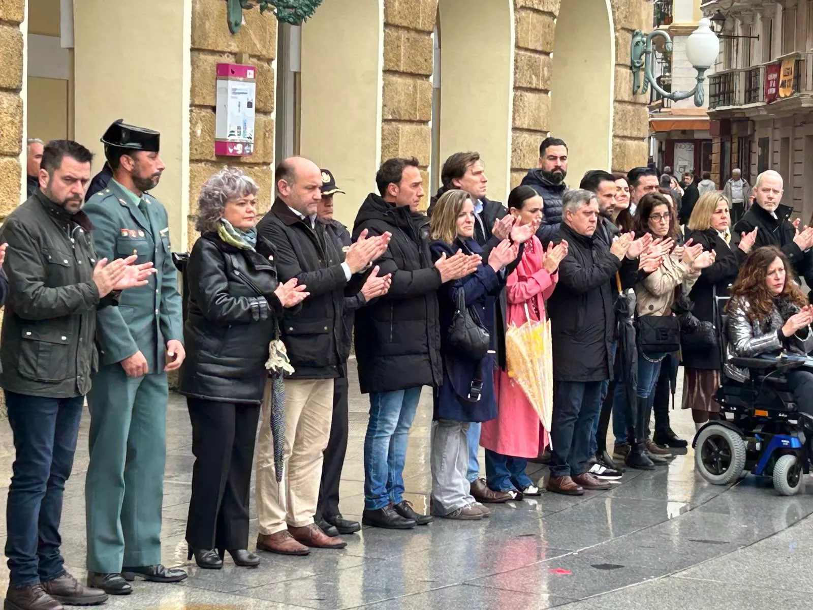 Silencio y homenaje a los guardias civiles fallecidos