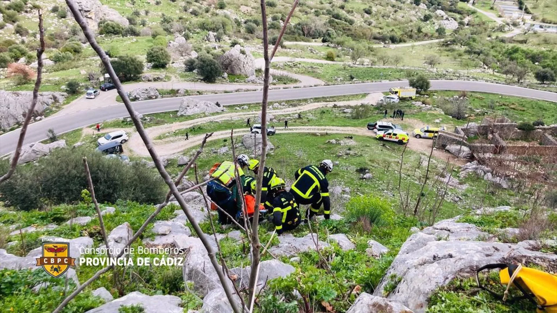 Bomberos en Ubrique rescatan el cuerpo sin vida de un hombre en Grazalema