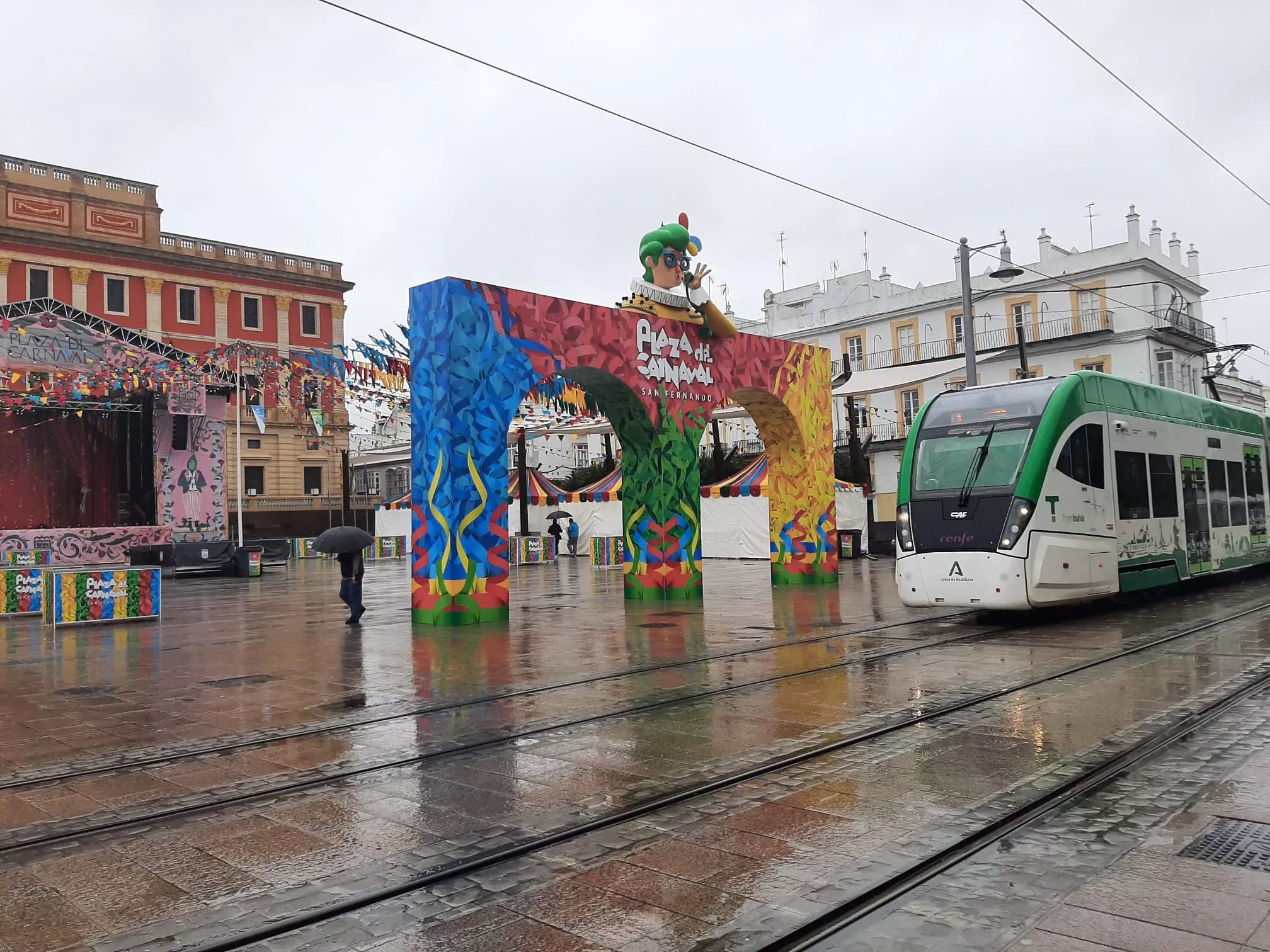 El servicio del Trambahía se refuerza durante el Carnaval. 