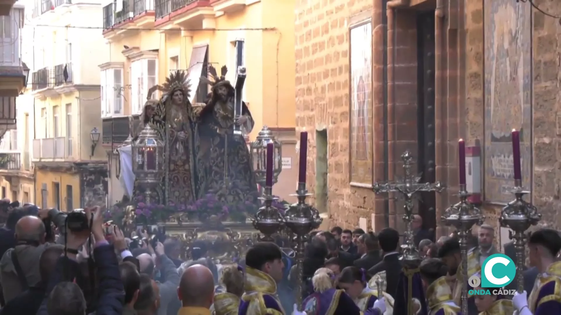 Momento del Vía Crucis por las calles de Cádiz. 