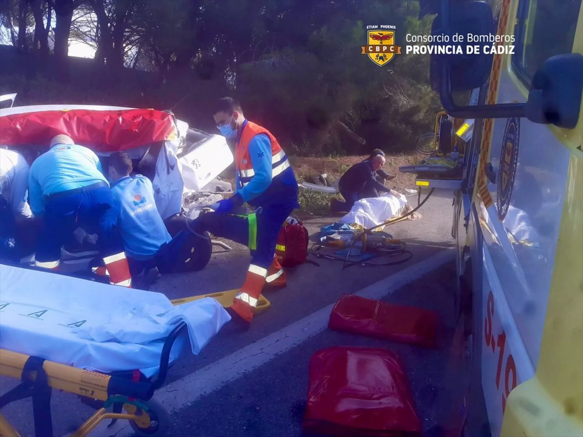 Efectivos de sanitarios y de bomberos actuando en el accidente producido en la A-48