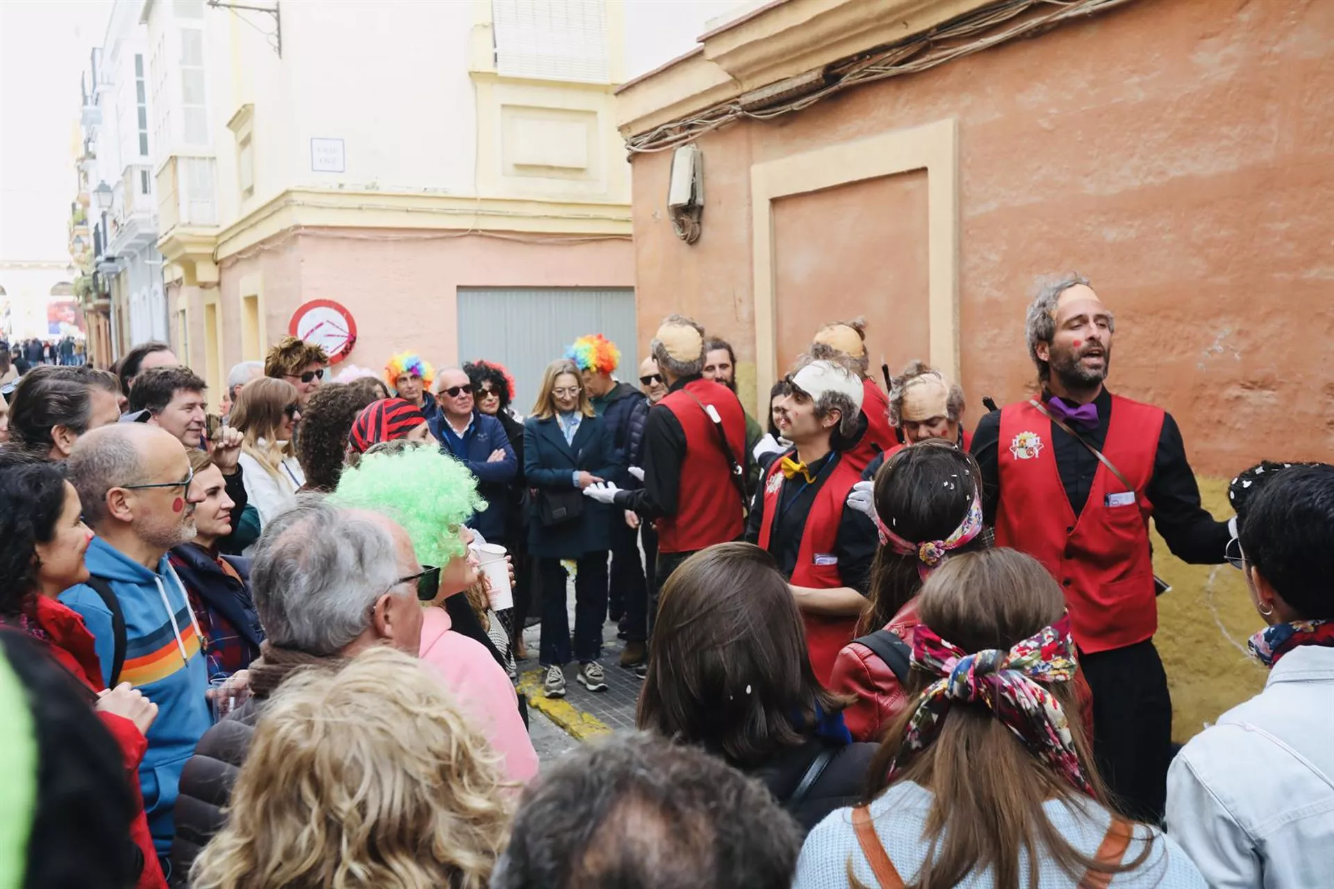 Una actuación de una agrupación callejera en el carnaval de Cádiz