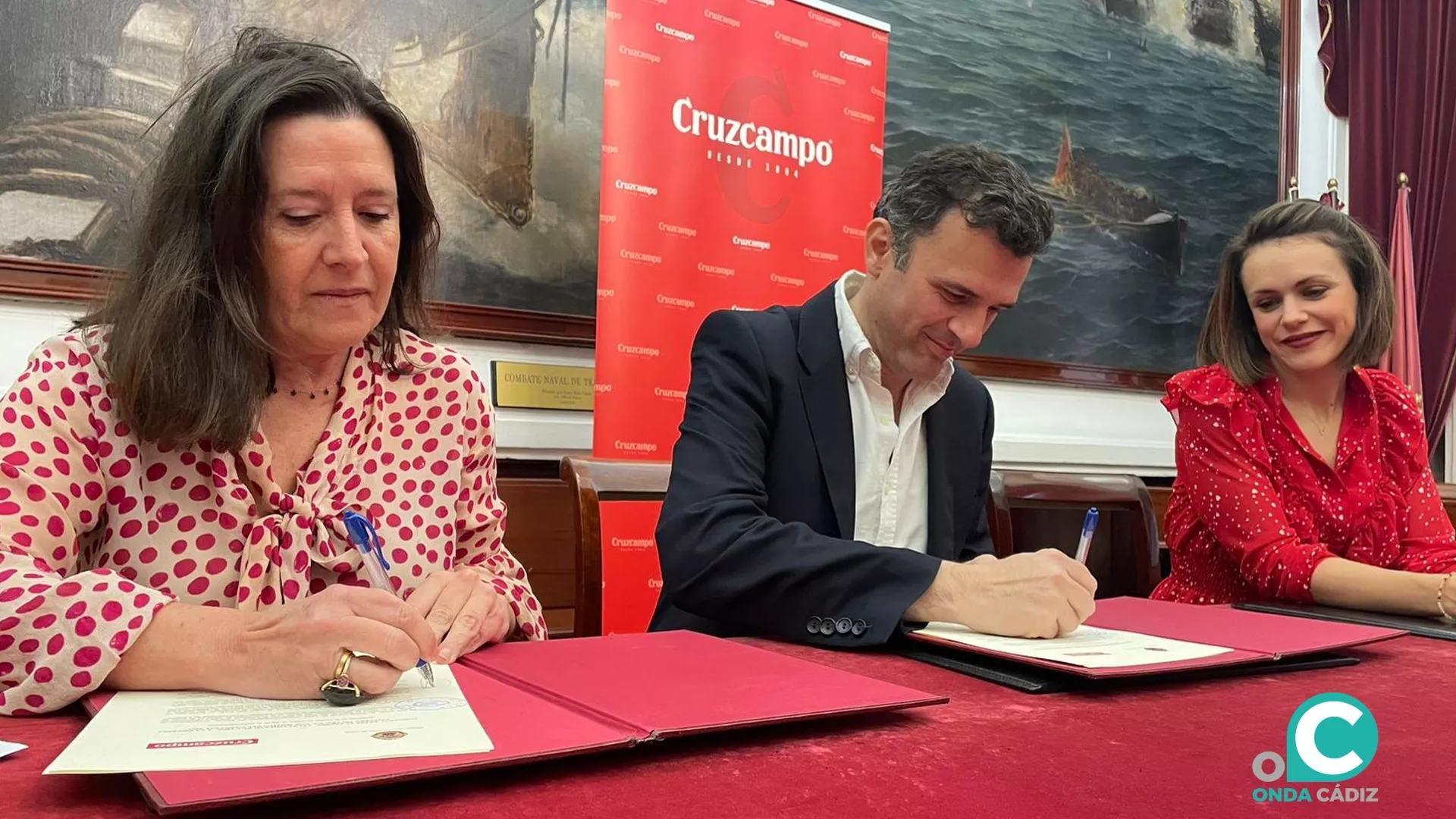 Momento de la firma del acuerdo de colaboración entre Ayuntamiento y Cruzcampo.