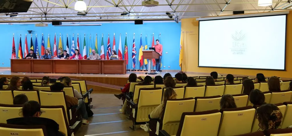 Momento del acto de bienvenida en el Aula Magna de la Facultad de Filosofía y Letras.