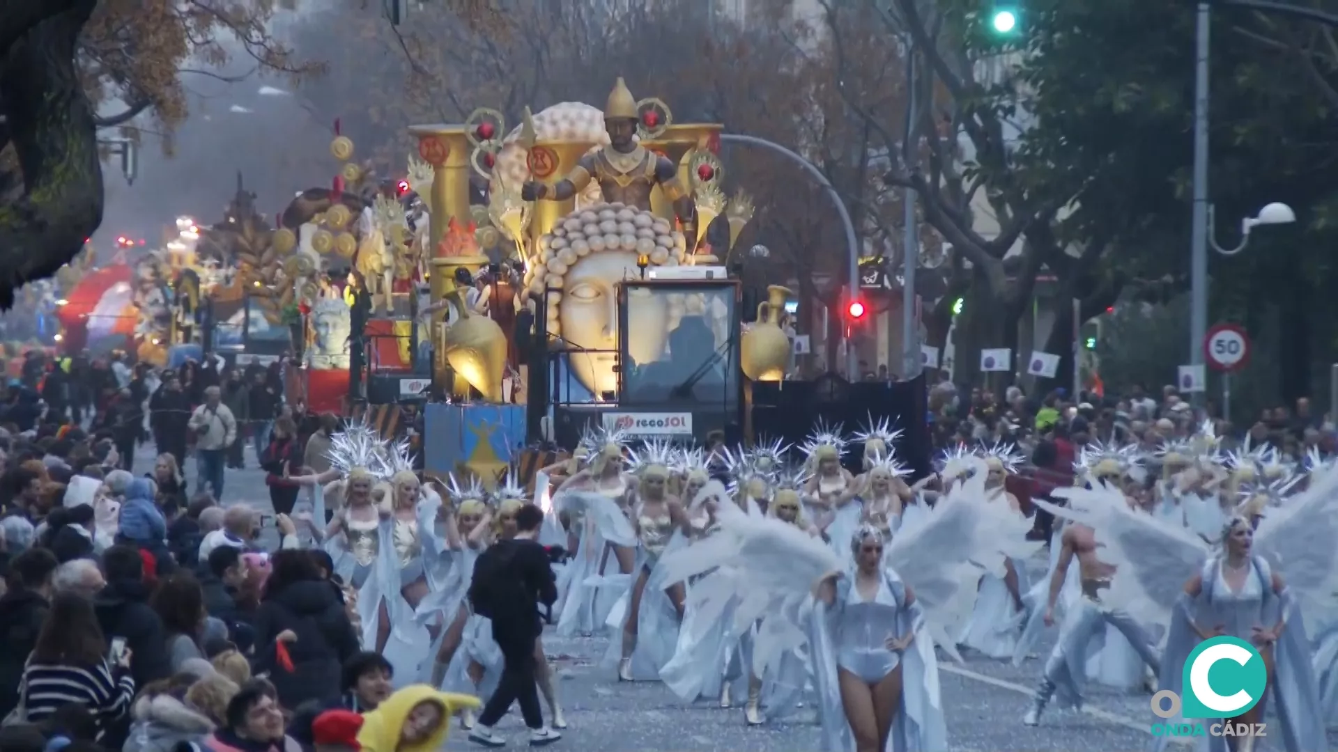 Momento de la retransmisión de la Cabalgata Magna de Cádiz 2024. 