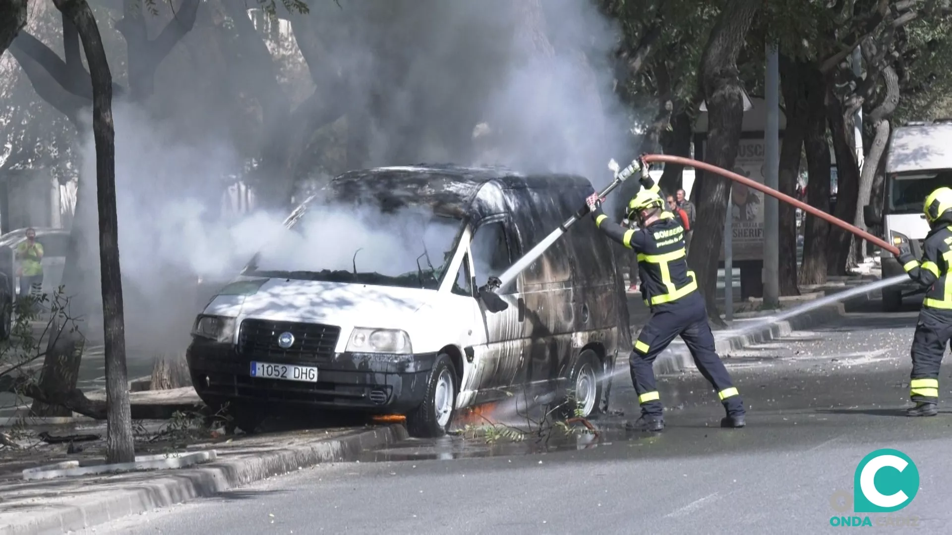 Los bomberos intervienen en el incendio de una furgoneta en Loreto. 