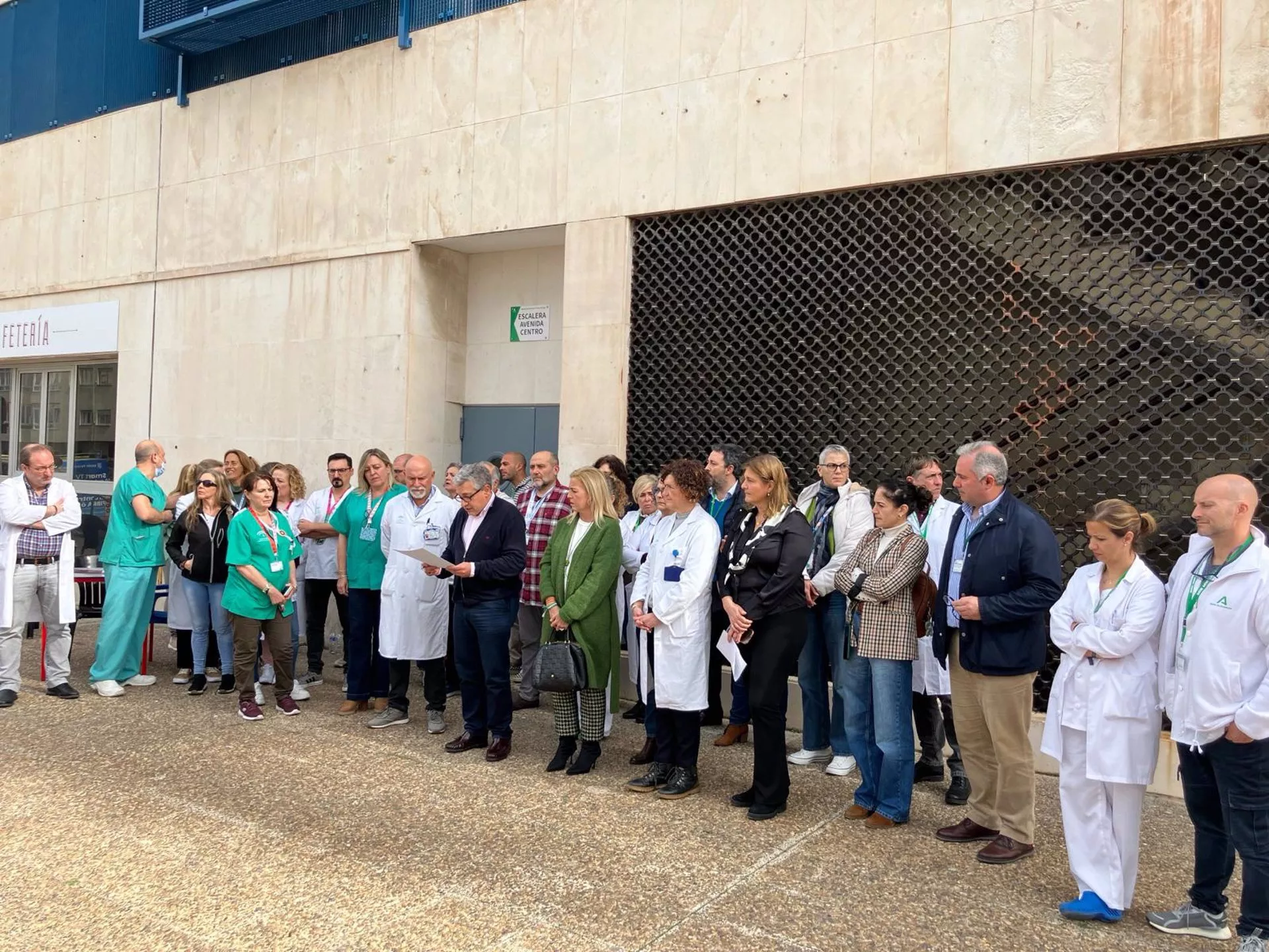 Concentración por la agresión a una celadora en el Hospital Puerta del Mar de Cádiz