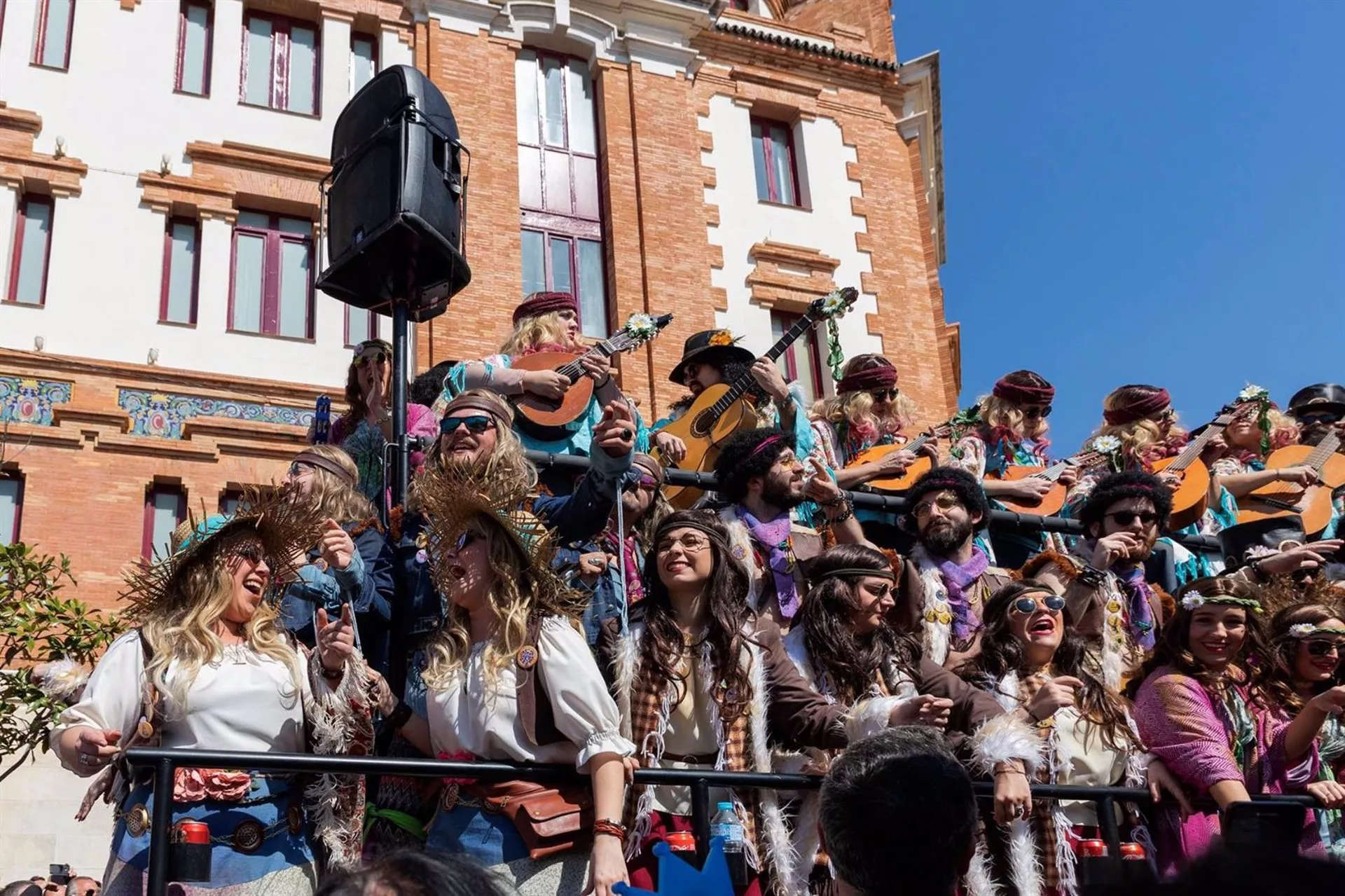 Un coro del Carnaval de Cádiz cantando en las calles del casco histórico. Un coro del Carnaval de Cádiz cantando en las calles del casco histórico.