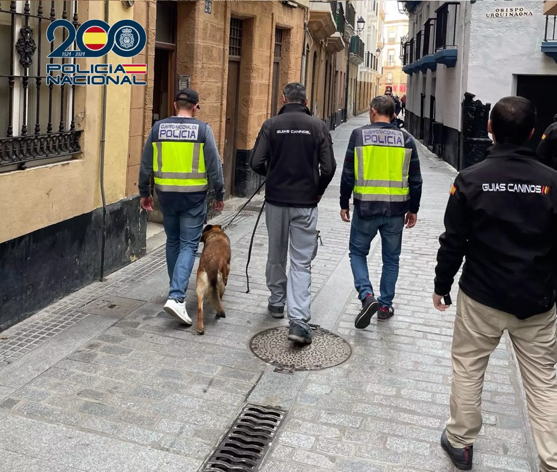 Agentes de la Policía Nacional antes del registro en una vivienda usada como punto de venta de droga