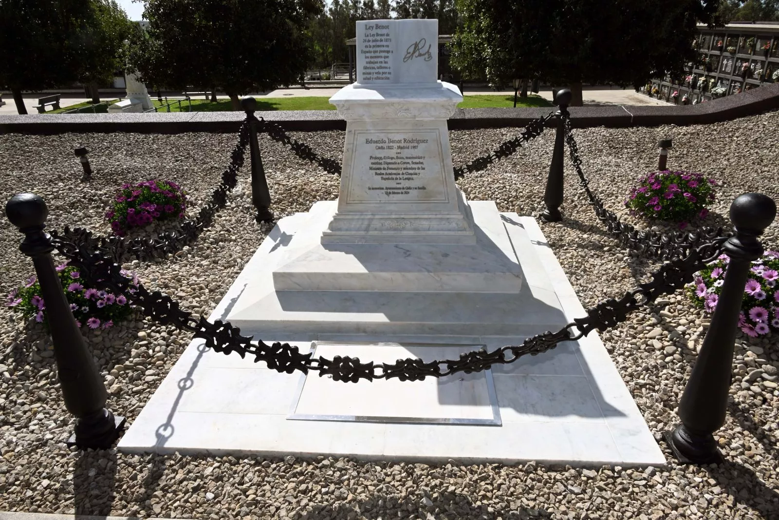 tumba del intelectual gaditano en el cementerio mancomunado