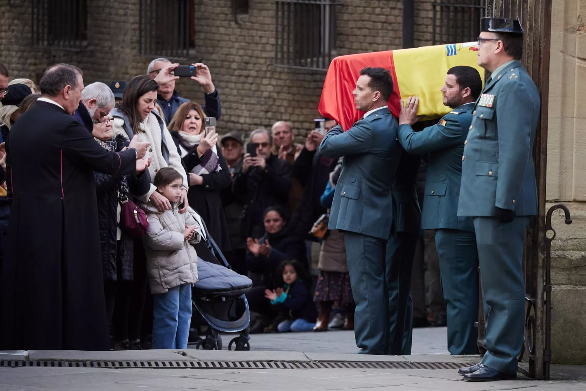Varios guardias civiles llevan el féretro a la Catedral de Pamplona durante el funeral de uno de los guardias civiles fallecidos en Barbate