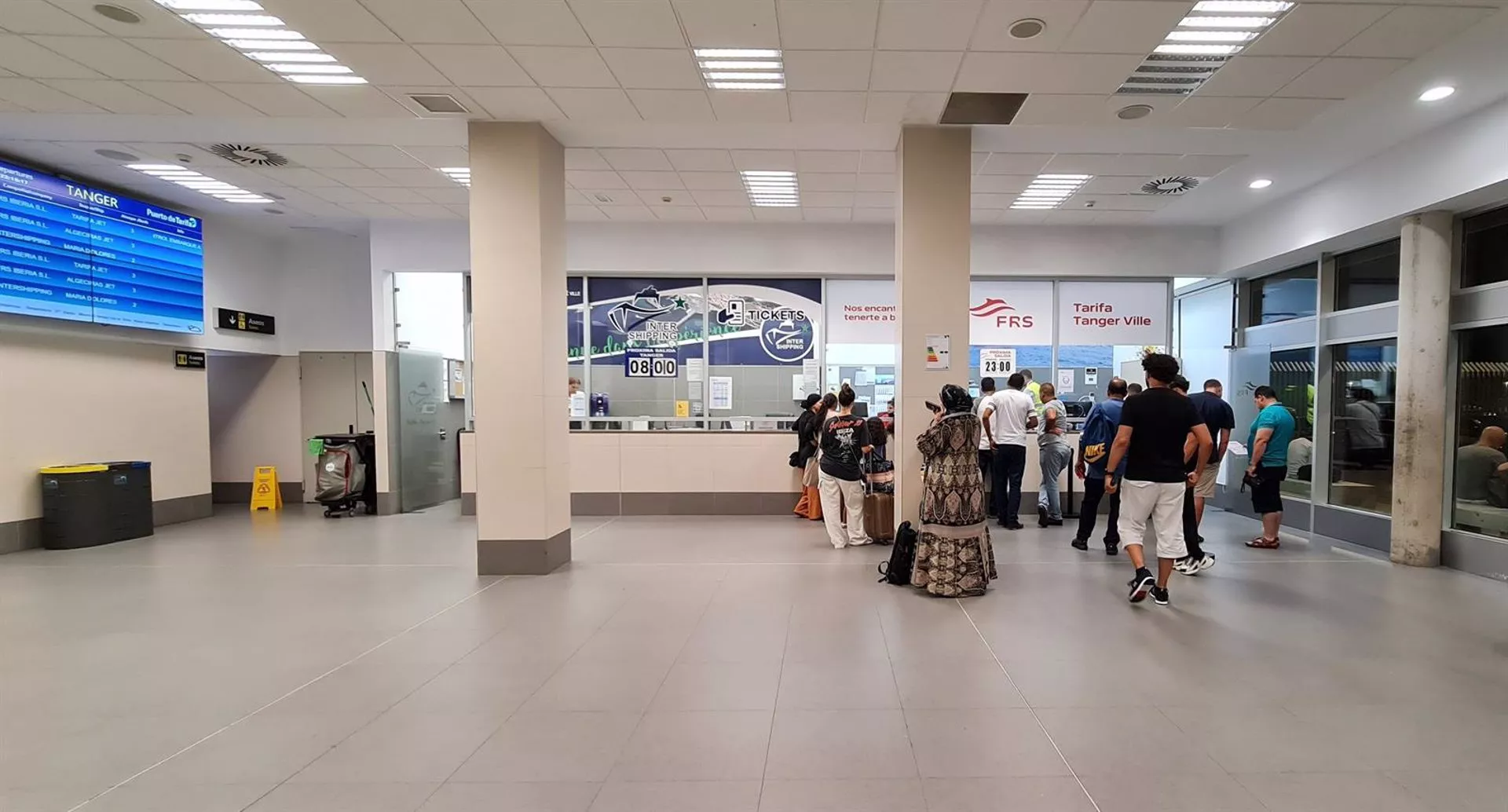 Interior de la estación marítima de Tarifa