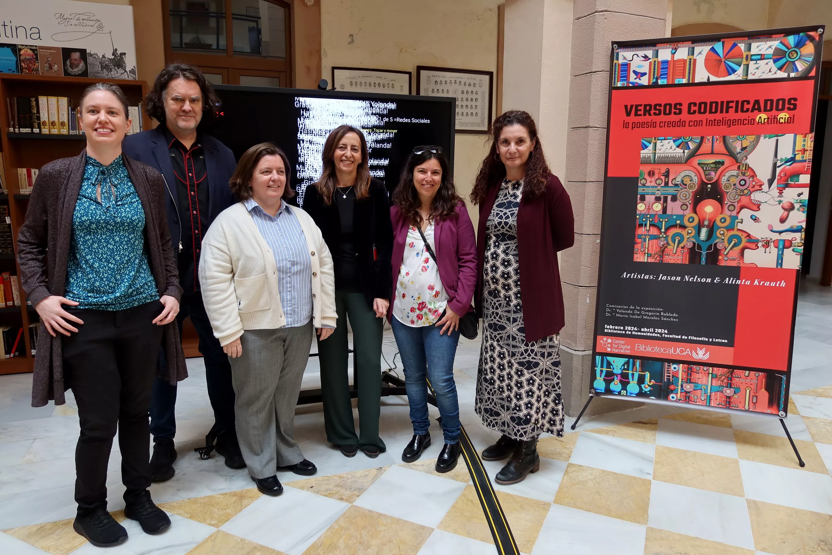 Imagen de autores con profesoras y vicerrectora de la UCA