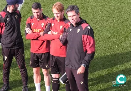 Mauricio Pellegrino da instrucciones a sus jugadores en la última sesión preparatoria