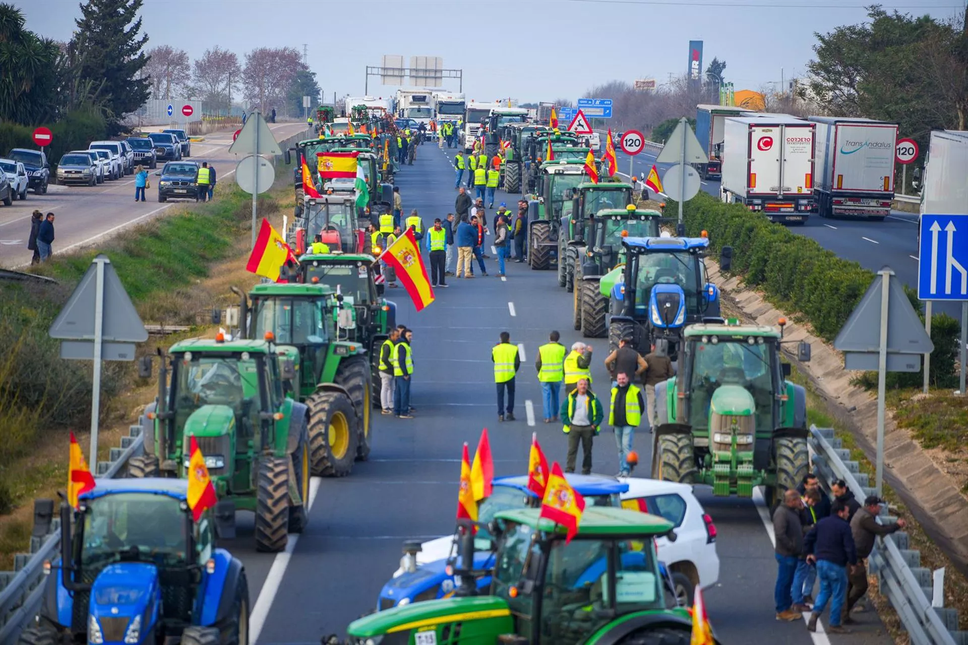 Tractores cortando la autovía A-4 en la provincia de Sevilla.