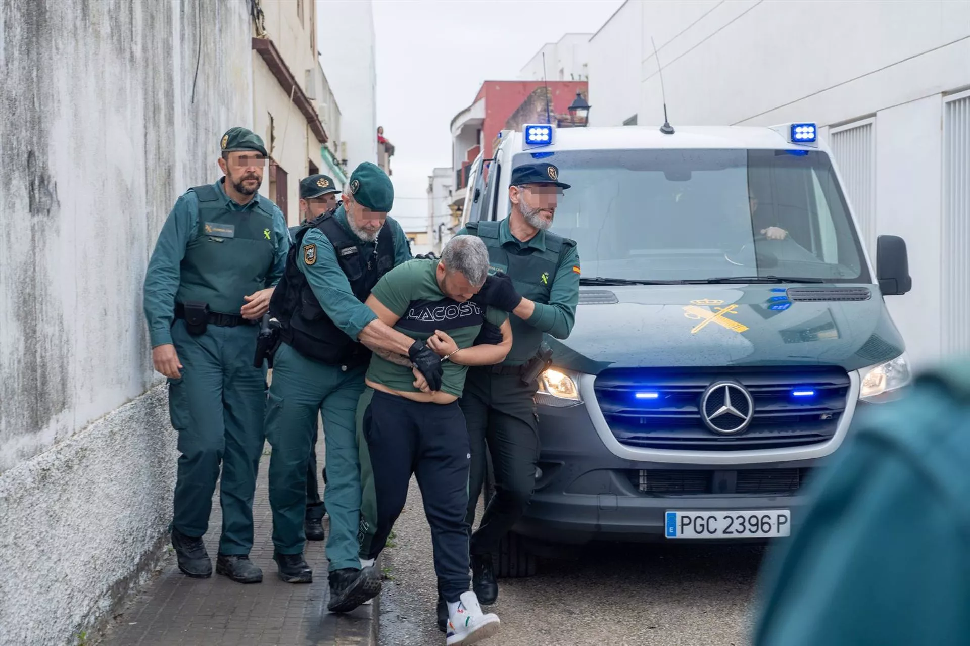 Uno de los ocho detenidos a su llegada al juzgado de Barbate. 